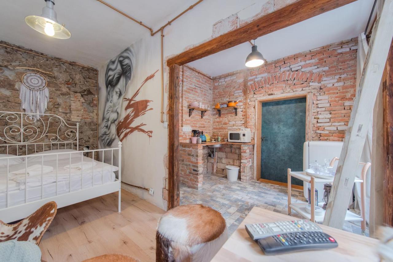Accommodation At The Zeus Apartment Bratislava Esterno foto
